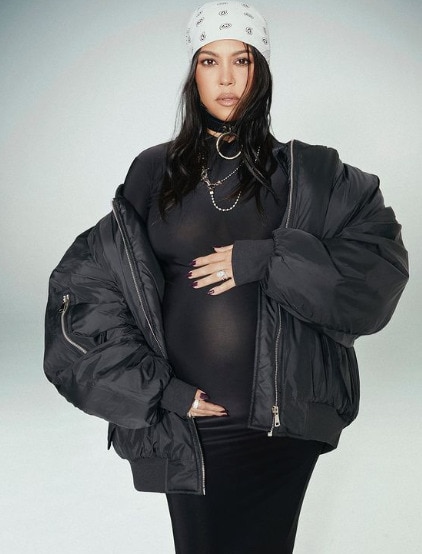Pregnant Kourtney dressed in black